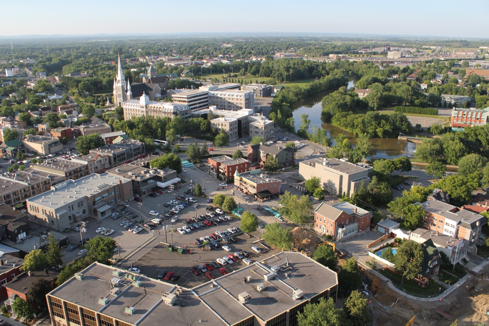 Vue aérienne du centre-ville de Joliette et de la cathédrale