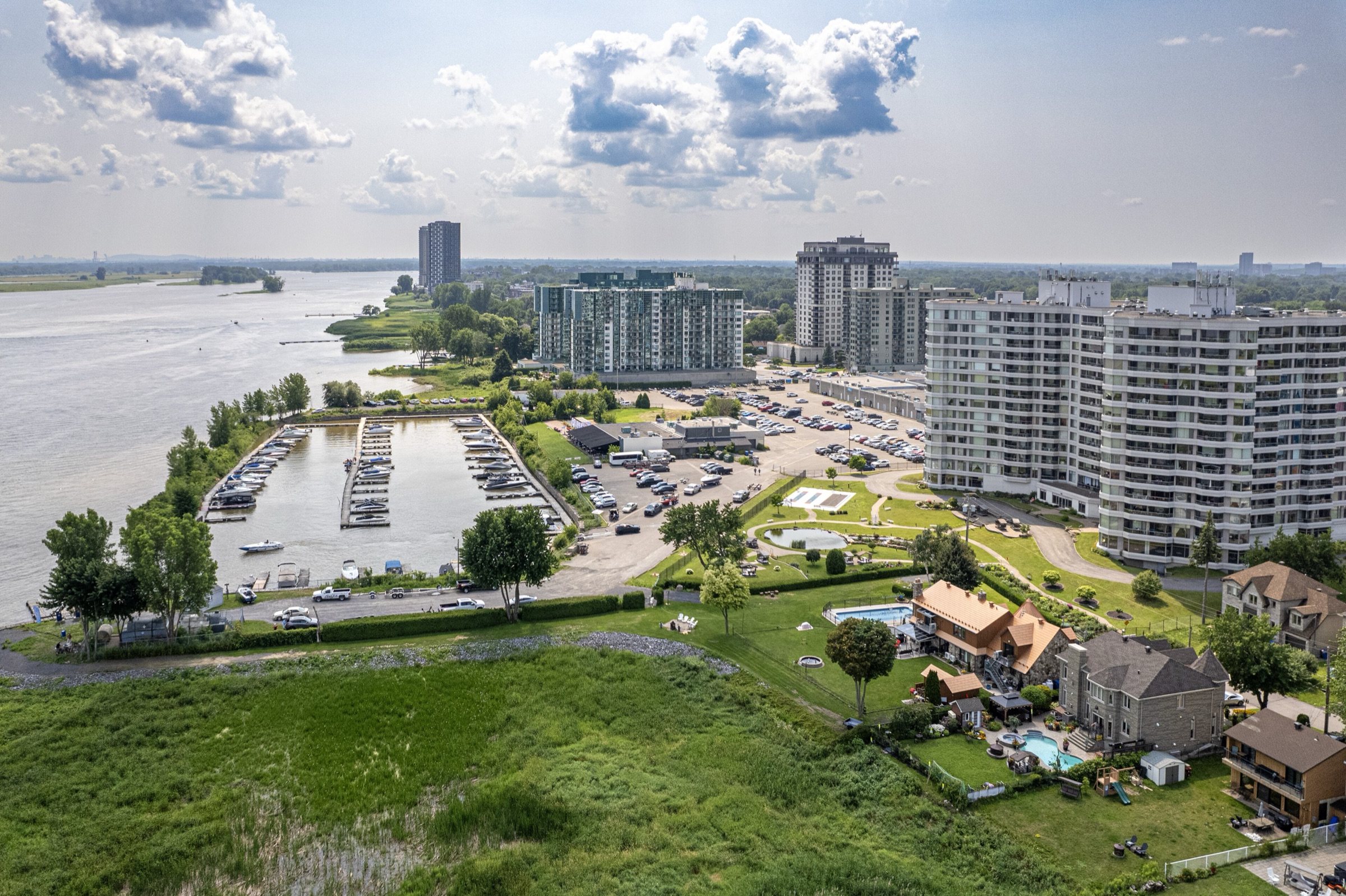 Vue aérienne de Repentigny et du fleuve Saint-Laurent — RE/MAX D'ici